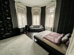 3 bedrooms, desk, free WiFi, bed sheets - Unique and Spacious Apartment in Downtown, sights within walking distance- 2 A/C (Budapest)