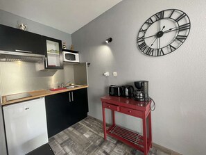 Fridge, microwave, coffee/tea maker, toaster - Studio with Balcony in La Rochelle, Near Beach and Harbor (La Rochelle)