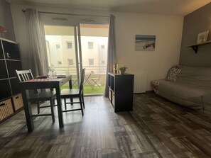Interior - Studio with Balcony in La Rochelle, Near Beach and Harbor (La Rochelle)