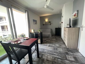 Dining - Studio with Balcony in La Rochelle, Near Beach and Harbor (La Rochelle)