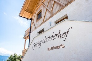 Exterior detail - Holiday Apartment "Wegscheiderhof Gartenwohnung" with Mountain View, Private Sauna & Wi-Fi (Velturno)