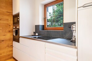 Refrigerador, microondas, horno y parrilla de estufa