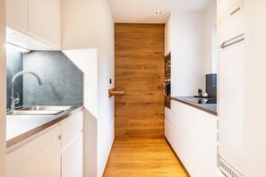 Fridge, microwave, oven, stovetop - Holiday Apartment "Wegscheiderhof Gartenwohnung" with Mountain View, Private Sauna & Wi-Fi (Velturno)