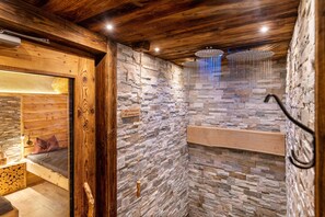 Bathtub, hair dryer, towels - Holiday Apartment "Wegscheiderhof Gartenwohnung" with Mountain View, Private Sauna & Wi-Fi (Velturno)