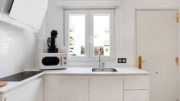 Kühlschrank, Mikrowelle, Herdplatte, Wasserkocher mit Kaffee-/Teezubehör