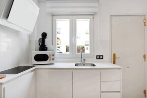 Réfrigérateur, micro-ondes, plaque de cuisson, cafetière/bouilloire