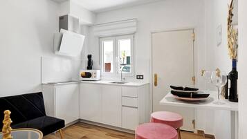 Réfrigérateur, micro-ondes, plaque de cuisson, cafetiÚre/bouilloire