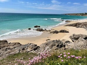 A beach with clear turquoise water, sandy shore, and rocky outcrops. - Ty Mel Holiday Home 3 km from Beaches with Private Terrace, Garden, and Wi-Fi (Plouhinec)