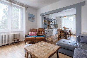 TV, DVD player - Holiday Home 'Ty Mel À 3 Km Des Plages' with Private Terrace, Private Garden and Wi-Fi (Plouhinec)