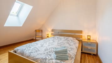 5 bedrooms, iron/ironing board, free WiFi, bed sheets