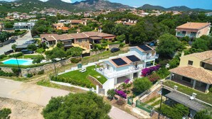 A residential area with houses, a swimming pool, and a view of mountains. - Sardegna è - New rooms (Olbia)