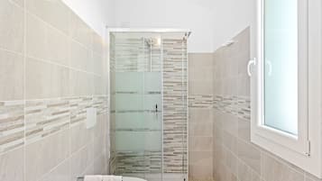 Camera Lentisco | Bathroom | Rainfall showerhead, hair dryer, bidet, towels