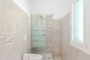 Camera Lentisco | Bathroom | Rainfall showerhead, hair dryer, bidet, towels