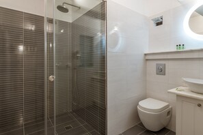 Shower, hair dryer, towels - Holiday Home 'Afroditi Ftelia Yasemi B' with Mountain View, Wi-Fi and Air Conditioning (mykonos)