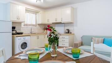 Kühlschrank, Ofen, Herdplatte, Wasserkocher mit Kaffee-/Teezubehör