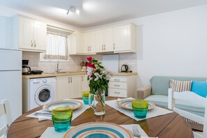 Kühlschrank, Ofen, Herdplatte, Wasserkocher mit Kaffee-/Teezubehör