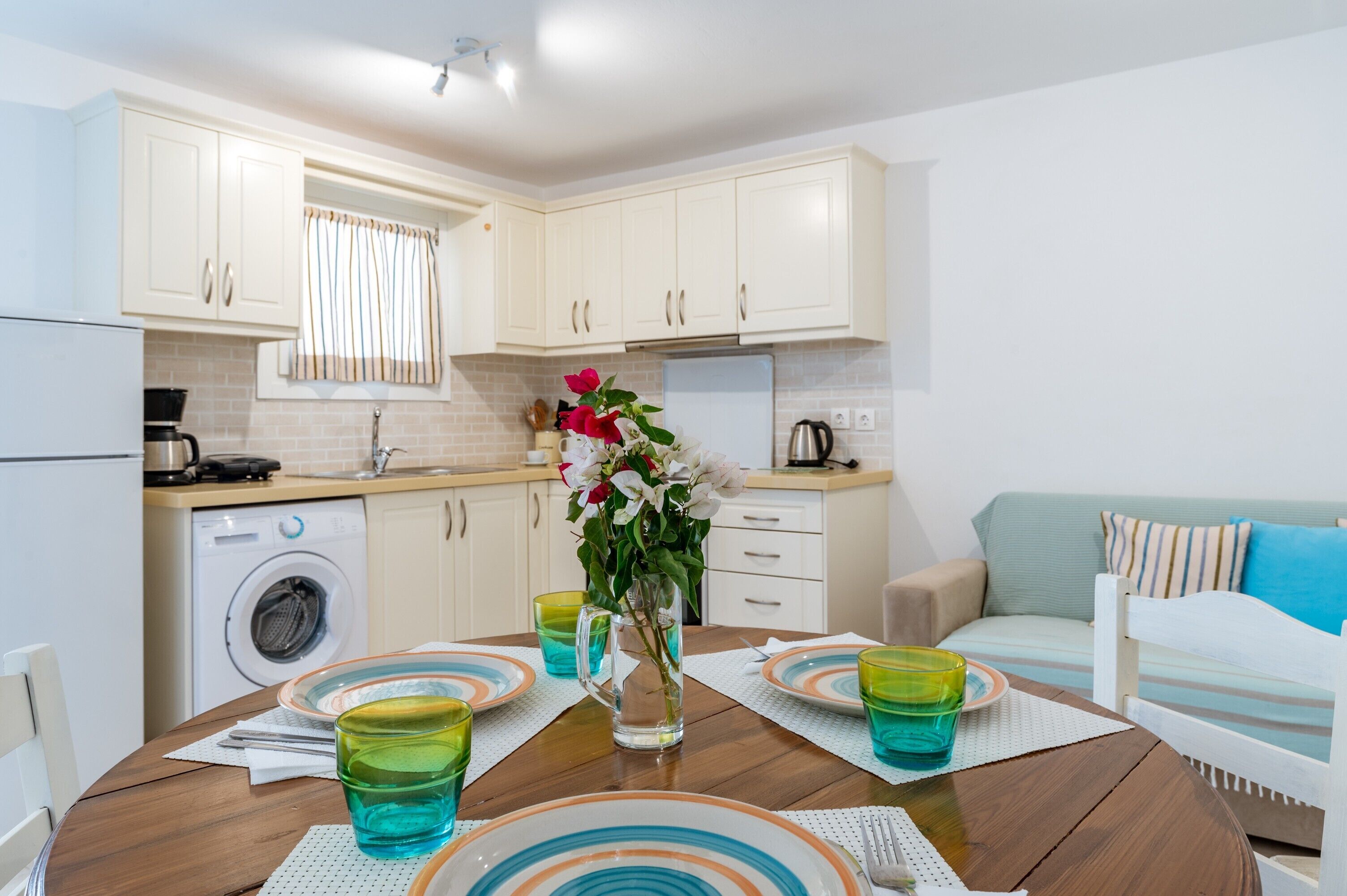 Fridge, oven, stovetop, coffee/tea maker