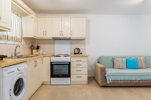 Fridge, oven, stovetop, coffee/tea maker