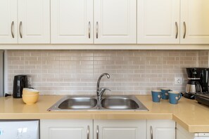 Fridge, oven, stovetop, coffee/tea maker