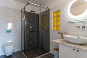 Douche, articles de toilette (gratuits), séchoir à cheveux