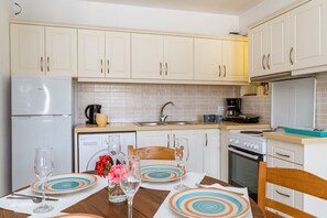Fridge, oven, stovetop, coffee/tea maker