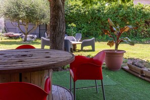 Outdoor dining - 'Rez De Villa' with Private Terrace and Wi-Fi (Le Luc)
