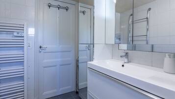 Ducha, secador de pelo y toallas