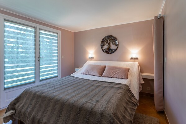 2 bedrooms, iron/ironing board, free WiFi, bed sheets