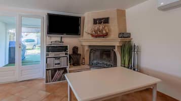 Televisie en een open haard