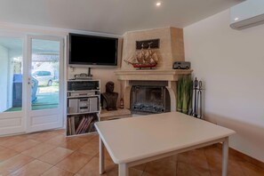 TV, fireplace