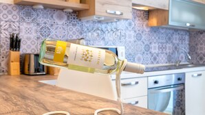 A bottle of wine on a wooden countertop with a coiled rope. - Apartment 'Sea Life Holiday Home' with Wi-Fi and Air Conditioning (Alghero)