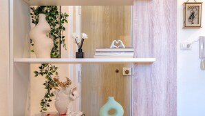 A shelf with decorative items including vases and books. - Apartment 'Sea Life Holiday Home' with Wi-Fi and Air Conditioning (Alghero)