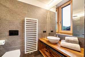 Dusj, hårføner og håndklær