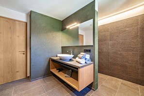 Een douche, een haardroger, handdoeken