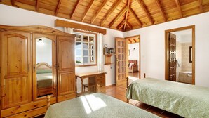 Una habitación con muebles de madera, un escritorio y una cama.