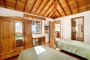 1 habitación, tabla de planchar con plancha, wifi gratis y ropa de cama 