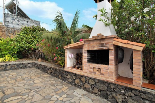 Holiday Home 'Casa Ariadna' with Sea View, Private Garden and Wi-Fi