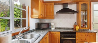 Casa de vacaciones 'Casa Ariadna' con vistas al mar, jardín privado y Wi-Fi