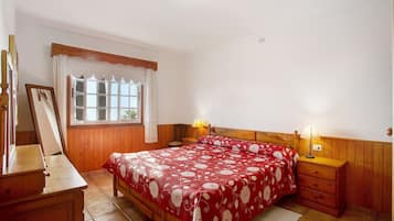 3 bedrooms, iron/ironing board, free WiFi, bed sheets