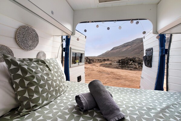 1 bedroom, bed sheets