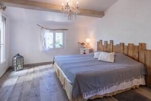 3 bedrooms, iron/ironing board, free WiFi, bed sheets - Villa 'Les Cigales' with Private Pool, Wi-Fi and Air Conditioning (Le Thoronet)