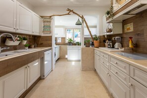 Fridge, microwave, oven, stovetop - Villa 'Les Cigales' with Private Pool, Wi-Fi and Air Conditioning (Le Thoronet)