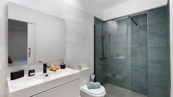 Een douche, een haardroger, handdoeken