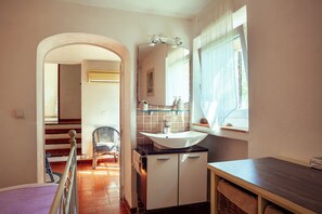 1 chambre, fer et planche à repasser, Wi-Fi gratuit, draps fournis