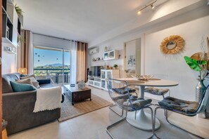 TV - Apartment 'Piso Neguri' with Sea View, Wi-Fi and Air Conditioning (Nueva Andalucía)