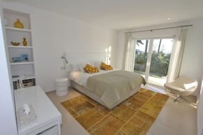6 slaapkamers, een strijkplank/strijkijzer, gratis wifi, beddengoed