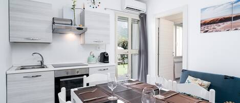 Fridge, oven, stovetop, coffee/tea maker