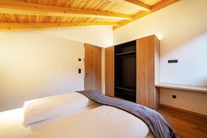 2 bedrooms, free WiFi, bed sheets - Apartment 'Huetterhof Herbischt' with Mountain View, Private Terrace and Wi-Fi (Caines)