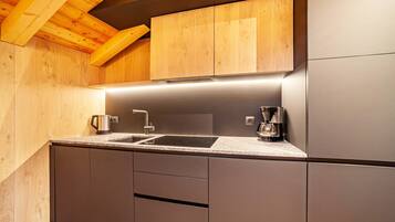 Fridge, stovetop, dishwasher, coffee/tea maker