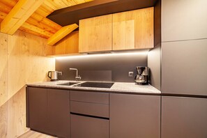 Fridge, stovetop, dishwasher, coffee/tea maker - Apartment 'Huetterhof Herbischt' with Mountain View, Private Terrace and Wi-Fi (Caines)